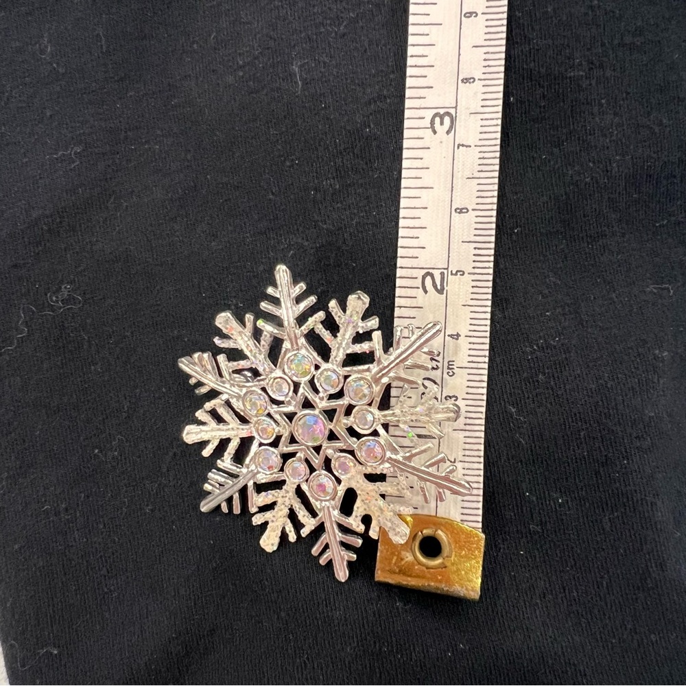 Avon vintage snowflake brooch pin with Chrystals. Silver tone. - Picture 3 of 3